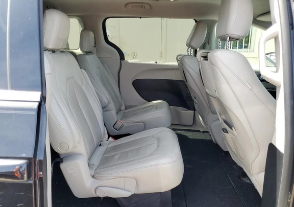 Chrysler Pacifica cena 44000 przebieg: 207045, rok produkcji 2017 z Warszawa małe 67